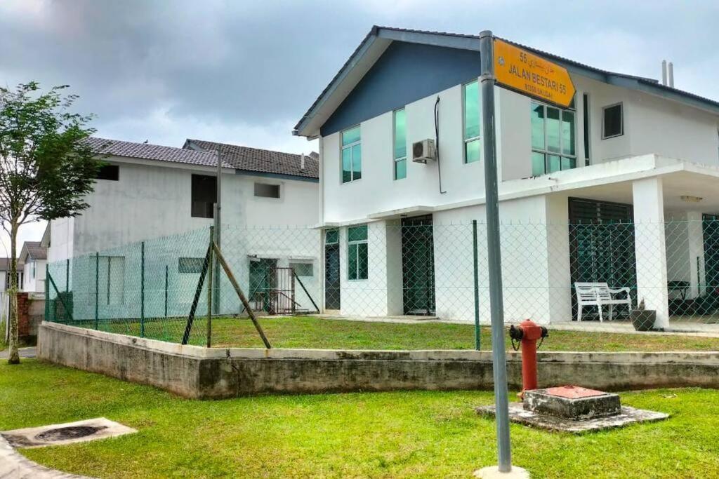 Iris 55 Corner Lot House Spacious Outdoor With Wi-Fi Johor Bahru Exteriör bild